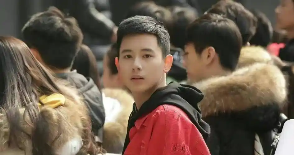 此前,有网友曝出胡先煦的高考分数仅为297分,仅仅只比天津省艺考生