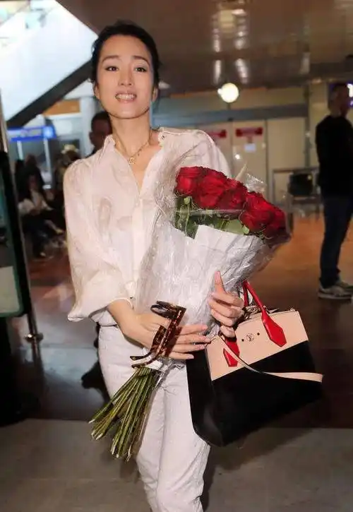 55岁巩俐罕见晒短发,又a又飒颜值惊艳,戴鸽子蛋大绿宝石气场强_照片