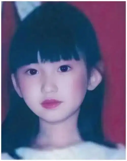 吸血鬼父亲,母亲差点家中死亡,32岁的毛晓彤不需大爆也能惊艳