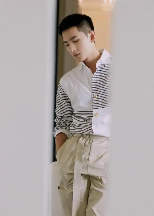 杨洋真会穿条纹衬衫搭配工装裤清新又帅气寸头造型a爆了