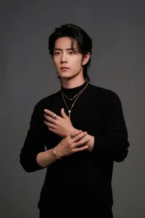 肖战超话工作室晒艺人库存照,全身黑色造型冷峻又矜贵,周身透露出与生
