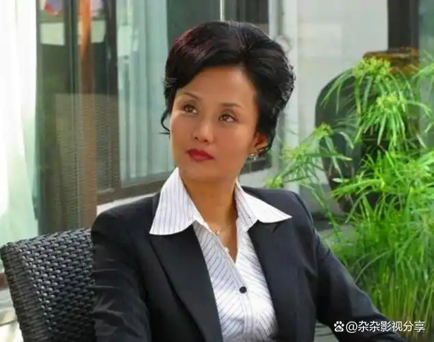 李颖,现年55岁,依然活跃于影视圈,她已经结婚,并育有一位名叫金紫薇的