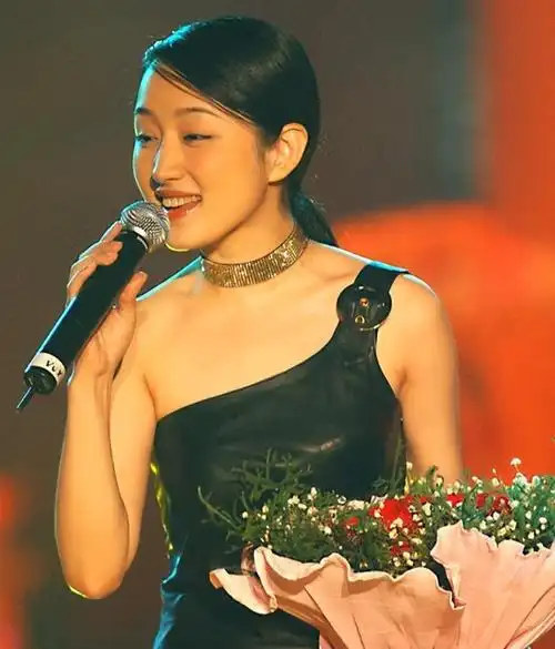 53岁杨钰莹商演近照曝光,身材