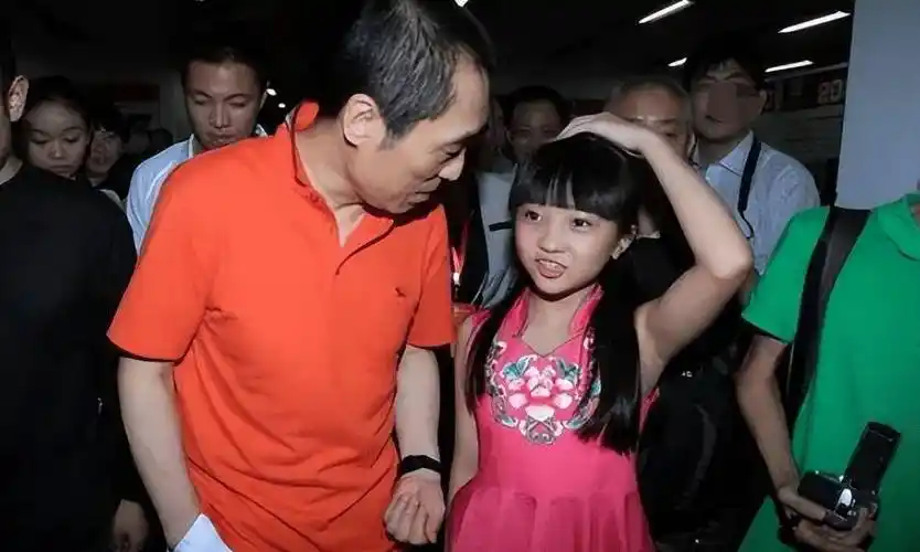 72岁张艺谋现身片场,皮肤黝黑身体结实,抱着小女孩笑容灿烂_林妙可