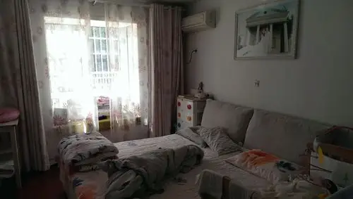 在家拍照,要尽量选择干净,简单的背景,比如靠窗的墙壁,卧室里的床都是