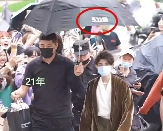 王源穿王俊凯西装上班,连续四年用同一把雨伞,一直住在一起?