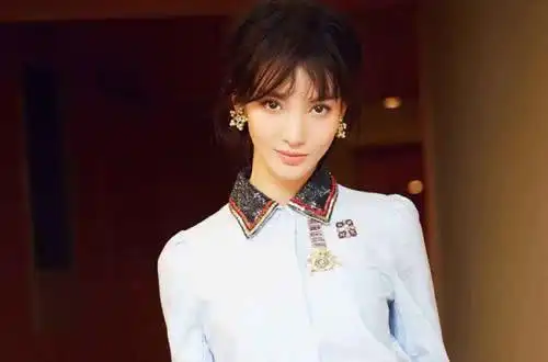 贾乃亮恋情曝光?金晨凌晨三点从其新家离开,曾晒同款手机壳和猫