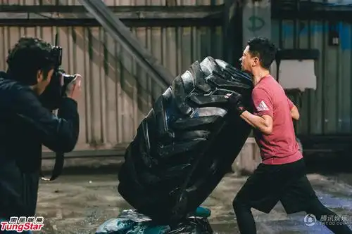 48岁张家辉举哑铃硬朗帅气 肌肉线条分明可见