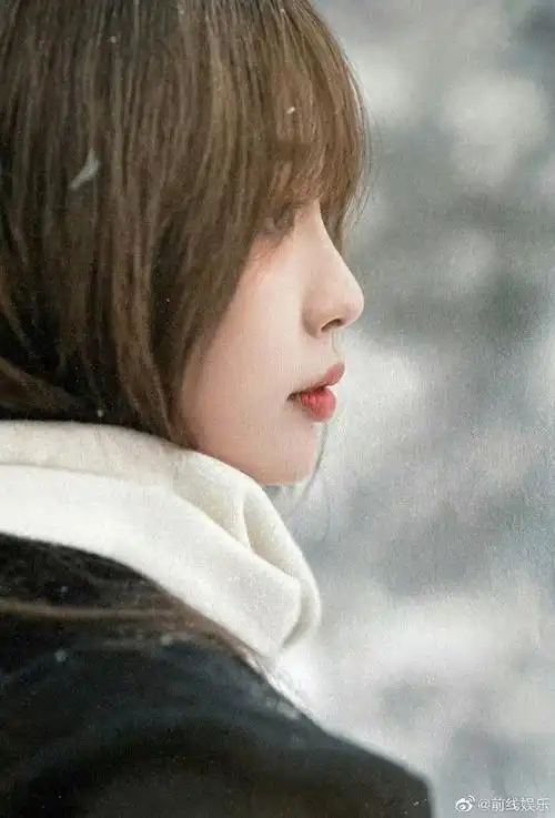 虞书欣氛围感侧颜