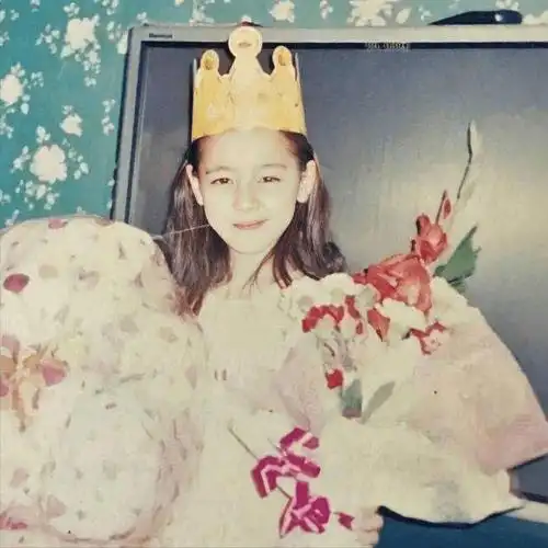 看到迪丽热巴小时候照片你作何感想?迪丽热巴长相甜美.