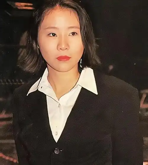 王菲带着女儿去了香港,高原顺理成章的成为窦唯的第二任妻子.
