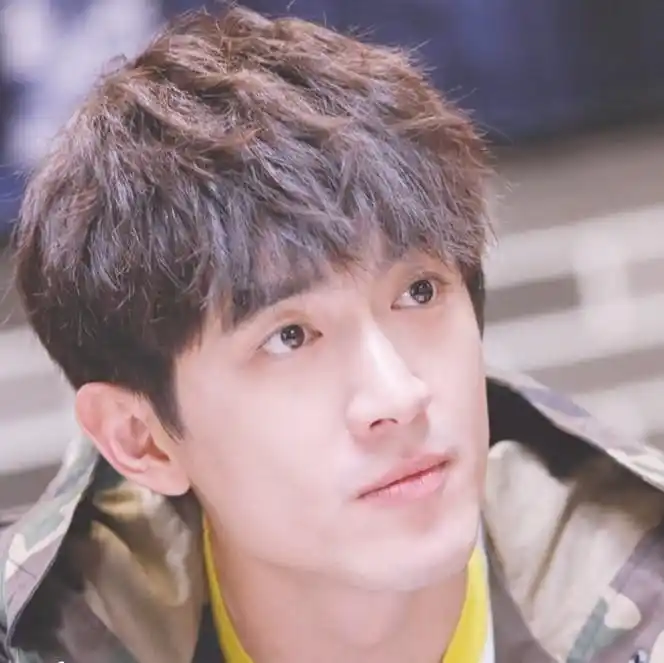 林更新这个发型也太显年轻了,简直和易烊千玺同龄啊!