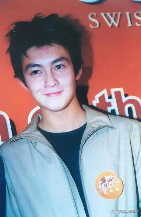 他的混血特征在眉眼之间显得格外明显,因为他家族里有葡萄牙血统.