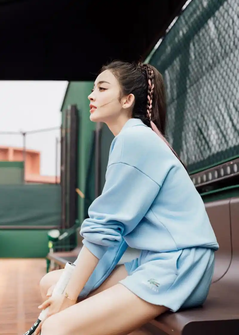 古力娜扎淡蓝运动风穿搭