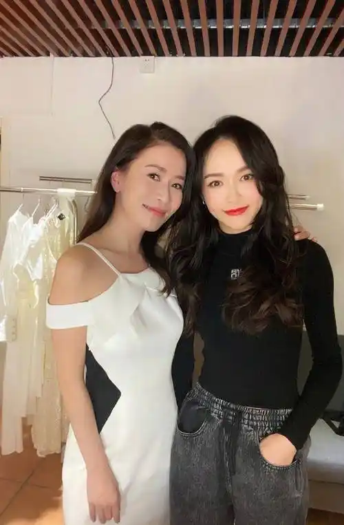 唐嫣扎双马尾现身看秀,穿粉色运动服如校园女神,甜美动人很少女_罗晋