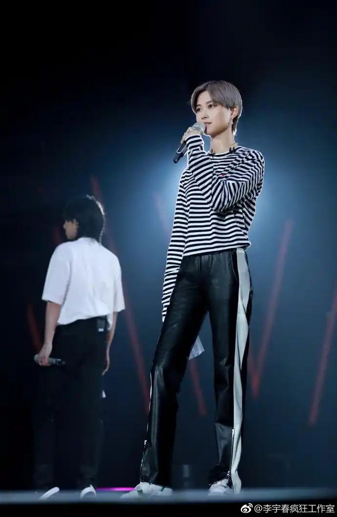 明日之子直播出意外,李宇春被观众强吻,台下直呼:什么鬼