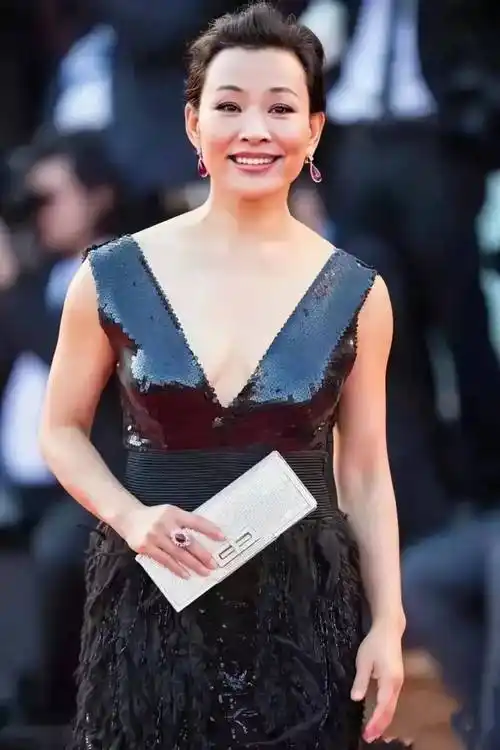 陈冲穿吊带裙肚腩泛滥挤出层层赘肉这才是60老人真实身材