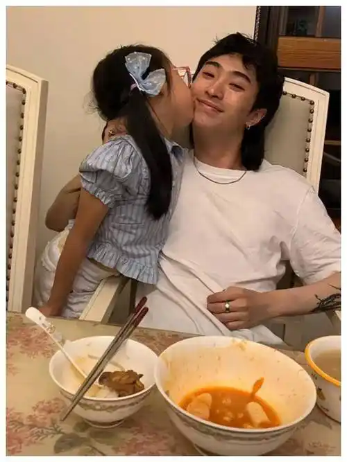 伊能静儿子哈利在美国庆生22岁大秀纹身眼神犀利表情叛逆