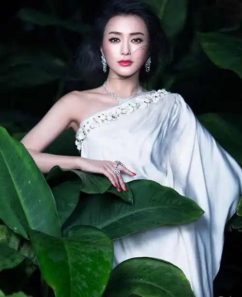 秦岚洁白婚纱秀s曲线 香肩微露玩儿性感-大众点评结婚频道