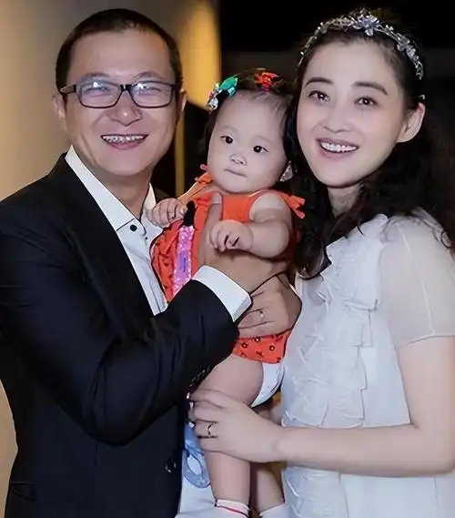 被梅婷养了6年,李小冉为他堕胎2次,如今鄢颇娶到比他小15的妻子