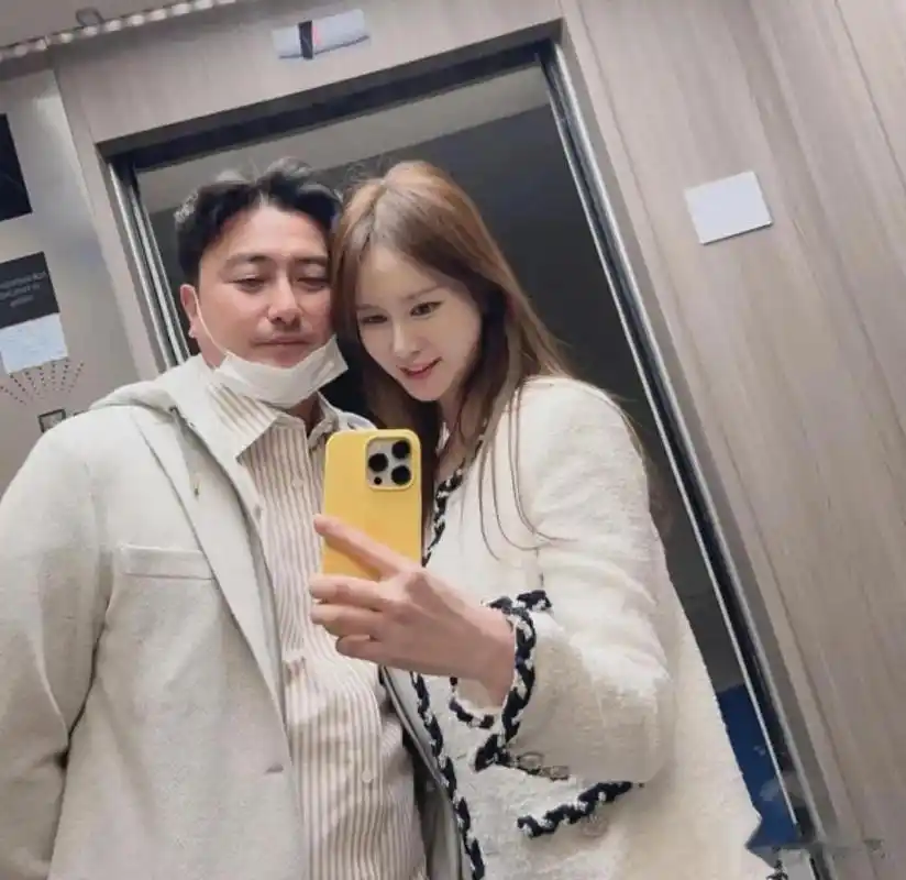 看到帖子的网友纷纷留言"真好看的夫妻俩","太