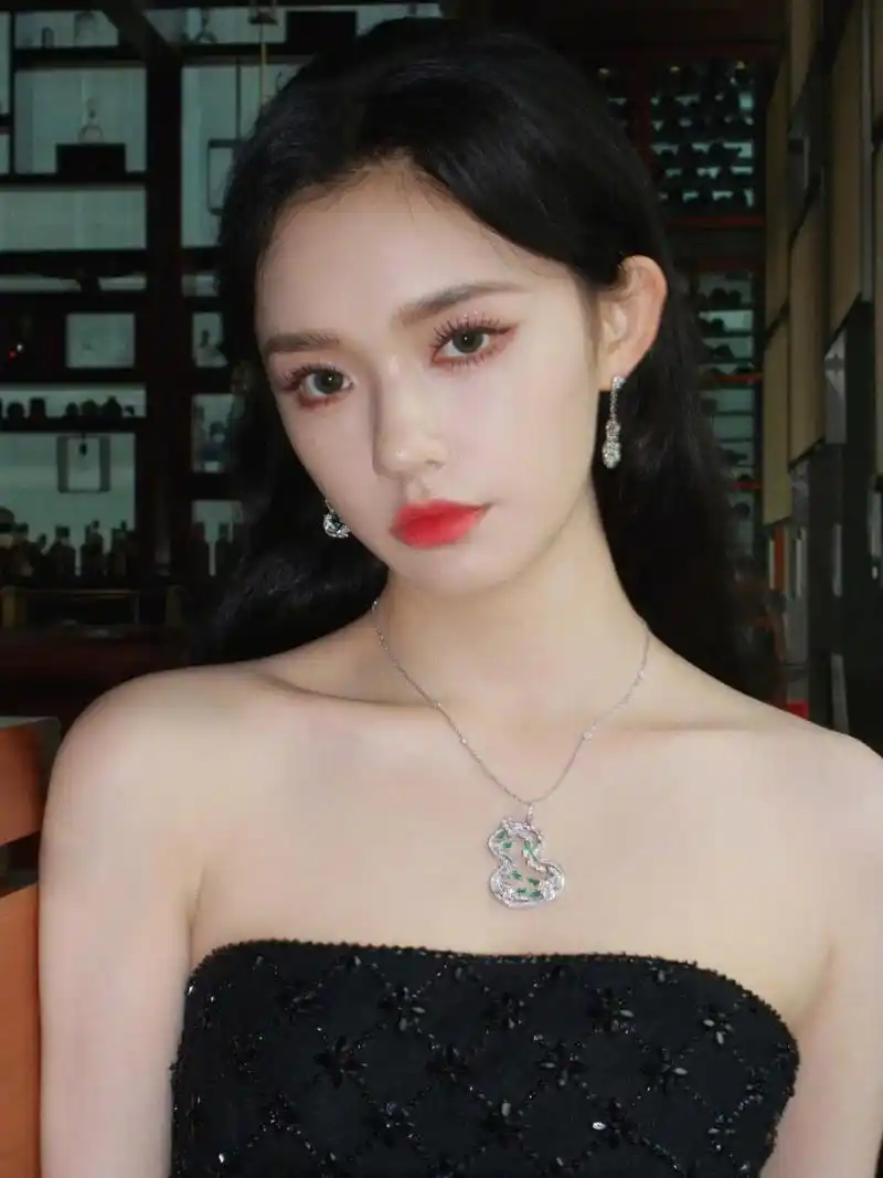 林允抹胸黑色长裙展露妖娆身材. 妆容精致满脸胶原蛋白.