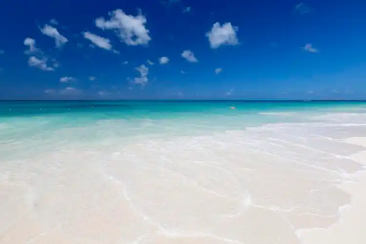 热带小岛的海滩风景图