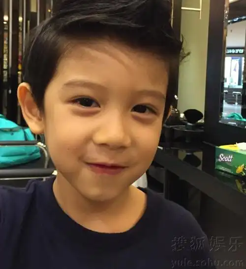 胡静抱儿子自拍 小正太嘟嘴卖萌颜值高