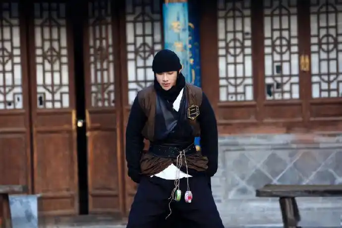 《了不起的长城》最新剧照掉落 和黄砖员约定雁门关不见不散!