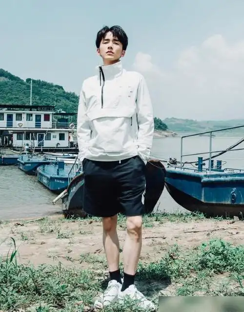 谭松韵张新成宋威龙演3兄妹集体穿校服小妹现实却已奔三