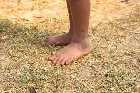 之前穿衣鞋子赤脚的向指已提到的人有裂缝的泥地面越南河内的亚洲食品