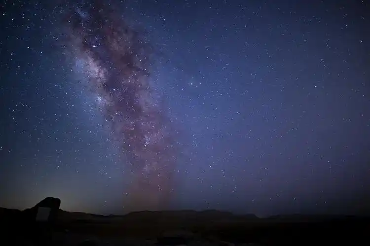 以色列纳杰夫沙漠上空现壮美银河星空 璀璨闪耀美如仙境