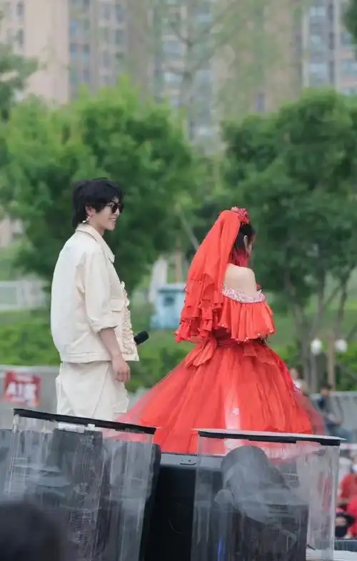 华晨宇超话  啊啊啊是一周年结婚纪念日  宝宝太浪漫了@华晨宇yu