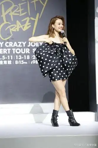 容祖儿为演唱会,穿雷人"蝴蝶装"肩腿大露,这是要走性感路线?