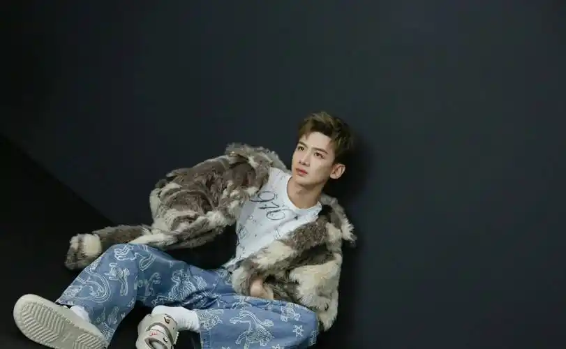 白敬亭腹肌大片来袭,网友说:"看你腹肌没有另外的价钱吧?