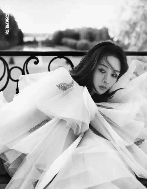 杨紫首次登上时尚cosmo封面,像希腊女神一样穿着抹胸秀出香肩香背