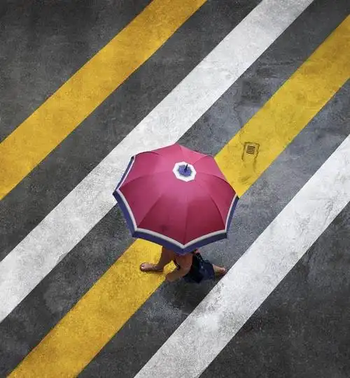 希腊摄影师的街头作品,6个角度分析,如何拍出色彩构图精彩照片