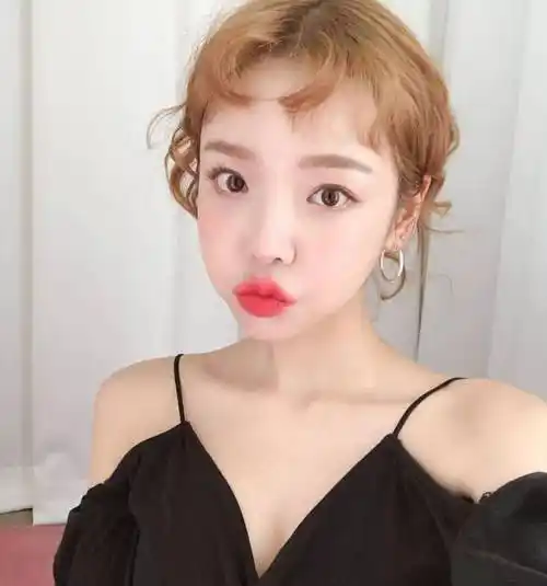 女人染黄头发,到底是"变美"了还是"变丑"了?大家怎么看?