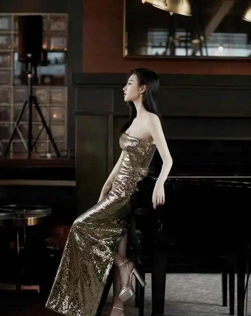 31岁景甜罕见大胆秀身材,镂空蕾丝裙太惊艳