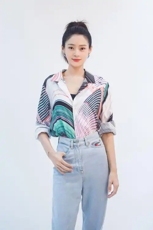 王媛可的裙子被卡住了竟然像是撕掉了一截不丑还显得好时尚