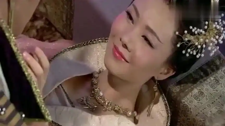 白雪雁失恋遭申公豹灌醉,乘机占了便宜,却让杨戬背了黑锅