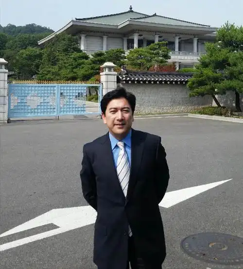 49岁再做父亲,央视"名嘴"水均益的幸福生活