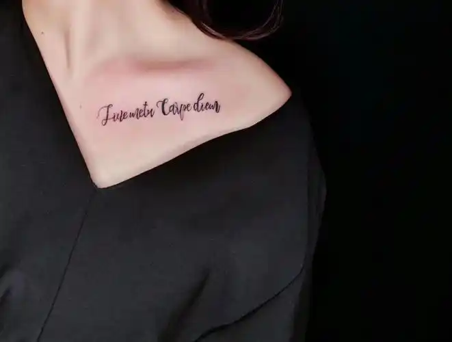 93锁骨纹身内容:82151,小清新的单线条英文或