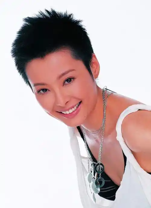 袁立曾经的性感照透着一股英气