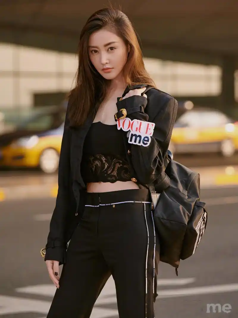 张天爱机场look长腿吸睛气场十足!期待天爱接下来的时尚表现!