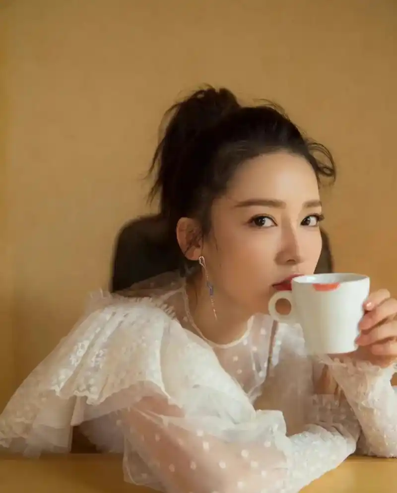 张艺兴李沁恋情# 张艺兴李沁逛街大方牵手!疑似官宣恋情!