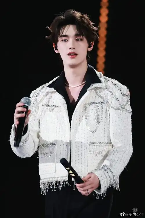 丁程鑫演唱会舞台饭拍