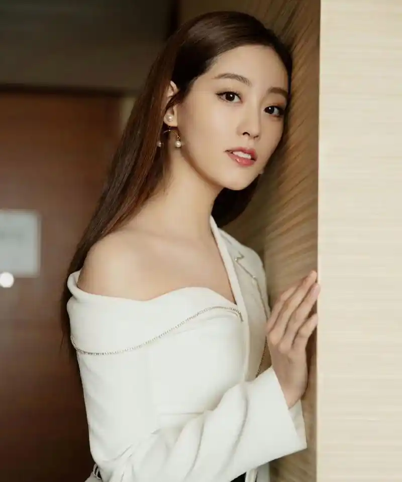 明星# #祝绪丹#  祝绪丹一袭白色露肩装,又仙又美又清纯.