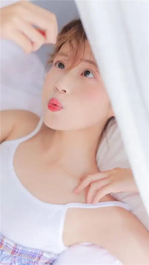 白嫩美女格子吊带裙性感图片高清手机壁纸