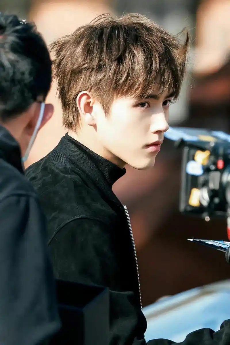 金黄头发的陈飞宇太帅了吧,妥妥漫画中的男主角,怎么能不让人心动呢